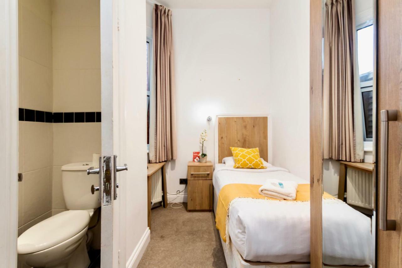 Oyo Tamtam Acton Hotel Londres Exterior foto